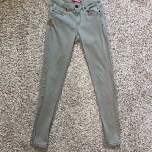 Juniors size 3 Unionbay skinny khaki pants. Low rise waist.